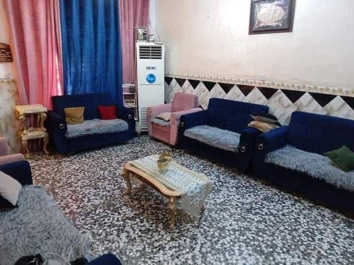بيت طابقين للبيع المساحة ١٠٠ متر الواجهة ٨ متر النزال ١٢ الطابق الأرضي استقبال ٤×٧ مطبخ مفتوح غرفة نوم ٤×٤ حمام داخلي وحمام خارجي
الطابق الثاني غرفة ٤×٧ و غرفة ٤×٤ و حمام  عالي على الشارع مكان الشعلة على الغربي فرع حسين كابريتر قبل النهر البيت زراعي سند ٢٥ للبيع أو مراوس رقم هاتف *********** امير

بيت طابقين للبيع المساحة ١٠٠ متر الواجهة ٨ متر النزال ١٢ الطابق الأرضي استقبال ٤×٧ مطبخ مفتوح غرفة نوم ٤×٤ حمام داخلي وحمام خارجي
