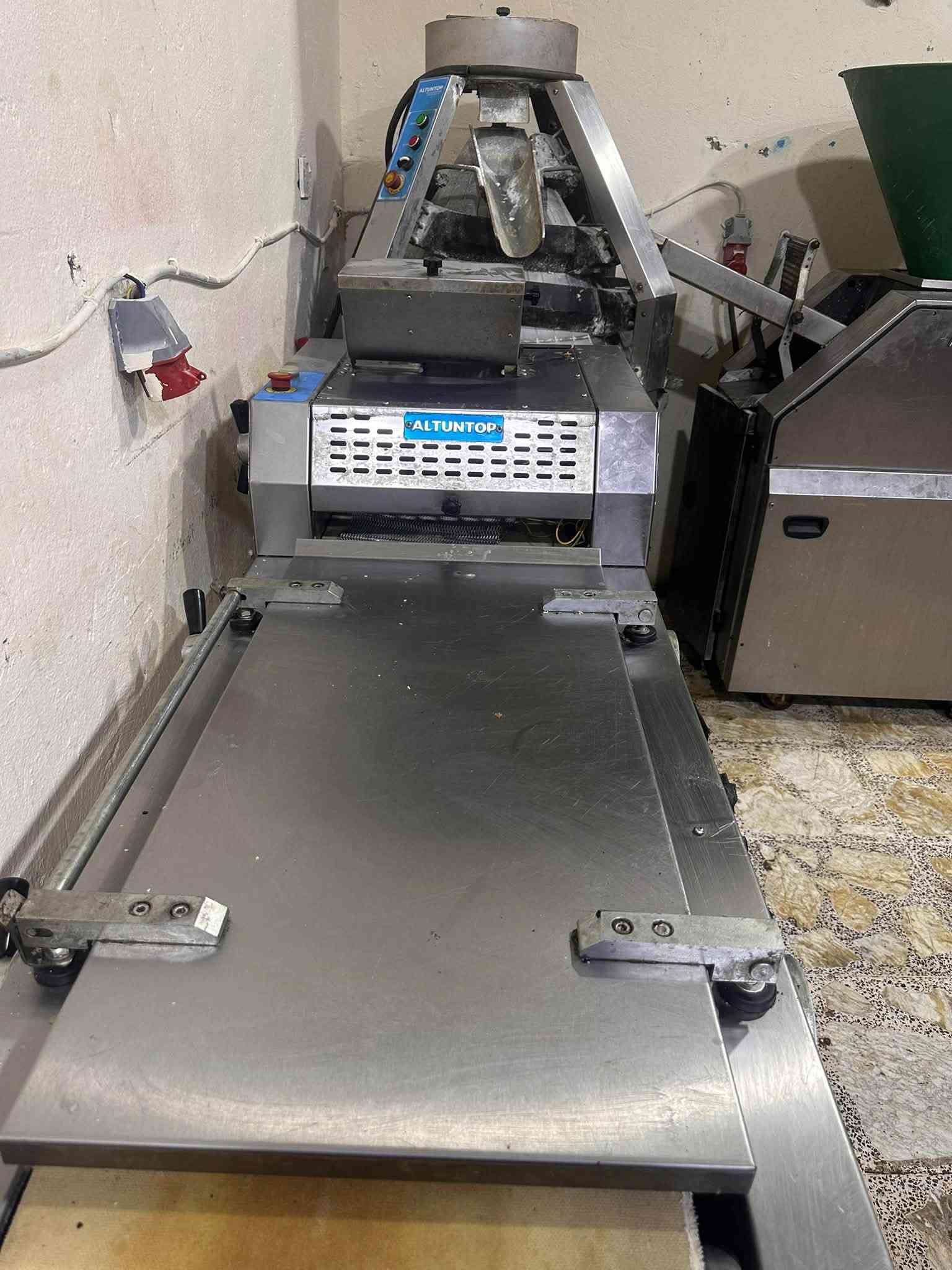 سلام عليكم غراض للبيع عجانه اكنتوب ام كيس وخط
اكنتوب نظافه 90‎%‎مكينه توست ومعها قوالب توست العدد12كل قالب بي 4

وبرادات كيك واحد مترين واحد مترتين ونص العنوان بغداد لاستفسار على رقم***********
