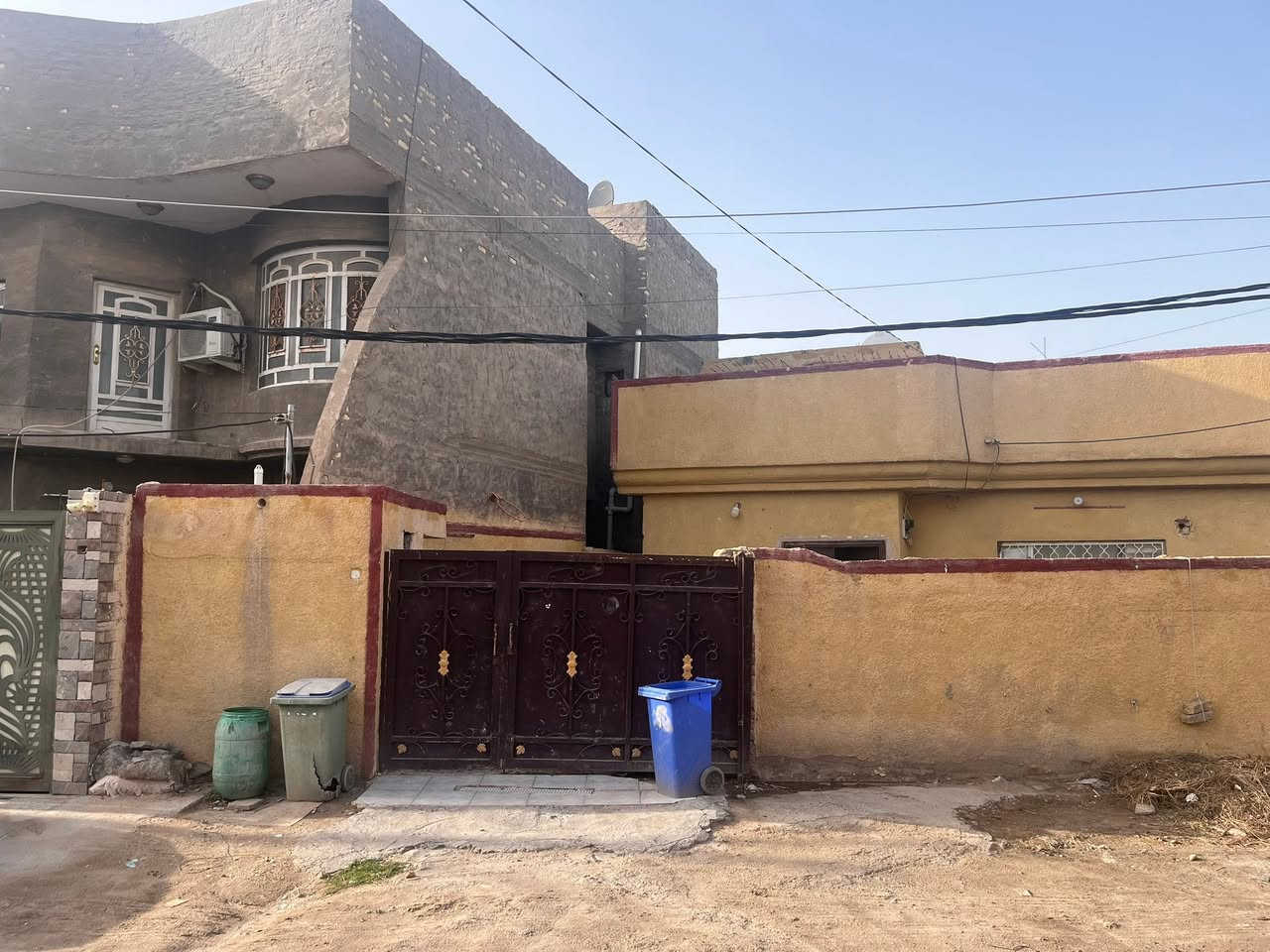 � فرصة مميزة للبيع – بيت في البكرلي الأولى

📍 الموقع: البكرلي الأولى – شارع 20
خلف أسواق جنات
 الشارع الرئيسي 25 متر
شارع البيت 10 متر

📐 المساحة: 190 م²
📅 سنة البناء: 2015
📄 الطابو: صرف (تحويل مباشر)

🔹 مواصفات البيت:

* حديقة 🌳
* كراج 🚗
* غرفتين نوم
* استقبال + هول
* مطبخ
* صحيات داخلية وخارجية
* ترك من جانبي البيت (تهوية ممتازة)
للتأكد مشاهدة الفيديو في الصور 

💰 السعر: (يُذكر عند التواصل)

📞 للاستفسار: ***********
