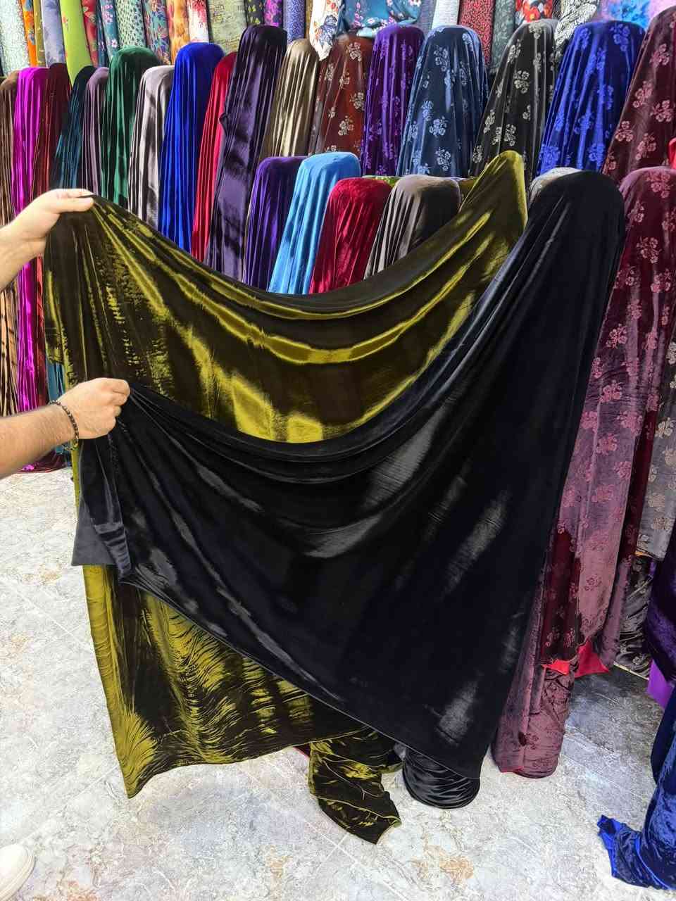 قماش ونوشه مخملي اصلي 
يصير دشاديش،فساتين،بشتات،زي كوردي
سعر القطعة ب ( 20 ) الف
حجز السريع واتساب
***********

