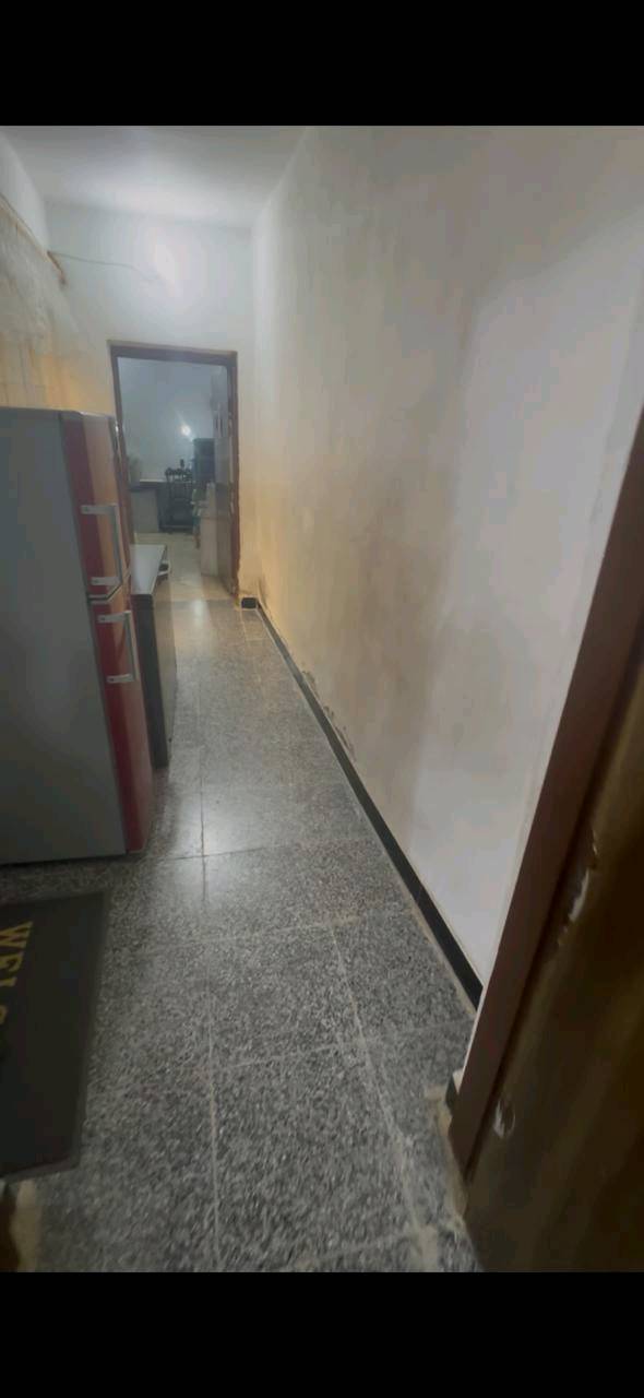 بيت للبيع طابو صرف مساحه 100 متر 5×20 طابق واحد سند بأسمي  مثل ما واضح بالصور يحتاج صبغ البيت سعره 110 مليون العنوان البياع شرطه الخامسه قرب اسواق اميره