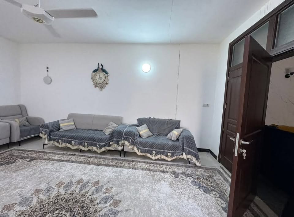 📣دار للبيع في مجمع الاميرات الثاني 
- مساحة 250 متر مربع ✨
- مربع اول بلوك 17🏘️
وجه كربلاء قريب المول والسنتر

فول اضافات
الحيطان معليهن الكابون

الشبابيك طابقين كتايب حديد

الطارمة كاشي 

ثيل + اشجار + ورود. الحديقة كلش حلوة

جلسة ايطالية بديل الخشب في الحديقة الخلفية ٣.٥*٣.٥ 

استقبال ٦*٤ بدل الحديقة الامامية مفتوح على الصالة باب خشب سلايد اصلي

جدران الصالة ورق جدران اصلي

تأسيس ماء اسالة للبيت

مخزن في السطح ٤*٢

تبديل مغسلة الحمام تعليك

الغاء حمام الاستقبال ووضع شباك عالطارمة 

يباع نقداً بسعر 215 مليون فقط 

للتواصل 
📲 *********** (اتصال /واتساب )

