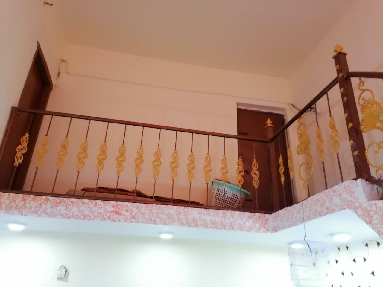 بيت ١٣٠ متر للبيع طابقين كونكريت مربع ١٠ في ١٣ الصدر الأول قرب مدرسة الرحمن 
غرفتين وصاله كبيره واستقبال ومطبخ حار بارد وصحيات داخلية وخارجية ومناور بيت حديث وخدمات كاملة تبليط ومقرنص ومجاري وقريبة من المنتزه للاستفسار *********** او***********
