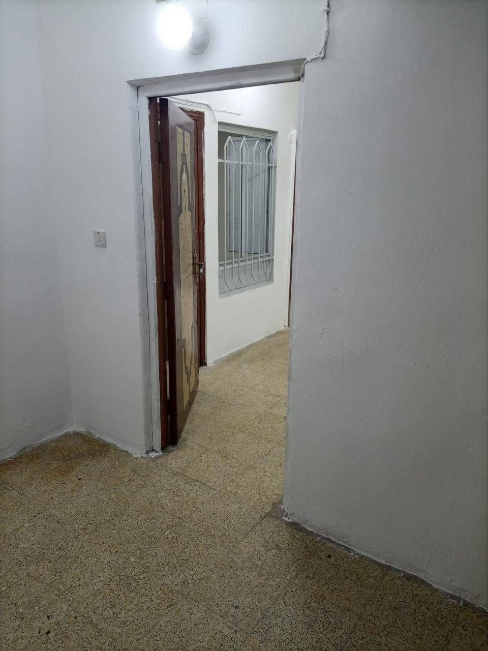 سكن لعاءلة صغيرة 
للايجار من يد صاحب البناية شقة غرفتين و هول و خدمات و بالكونة بالطابق الثاني في البياع شارع عشرين سوق الاولى مجاور بناية صيرفة الطيف المشاهدة بين الرابعة و الخامسة عصرا بعد الاتصال ***********
