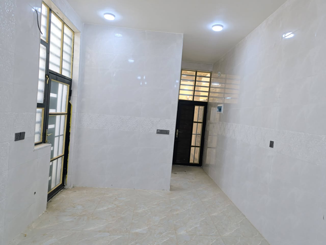 المساحه 110 متر  مناسب بناء ممتاز ودرجه أولئ 
💰 السعر:45مليون (قابل للتفاوض)
🏗️ البناء: طابوق  جمهوري
🏠 الأساس والسقف: صب كونكريت مركزي 

مواصفات البيت:
✅ غرفة نوم 1 🛏️
✅ أستقبال 
✅ صالة 🛋️
✅ مطبخ 🍽️
✅ صحيات 🚿

الخدمات المتوفرة:
🔹 ماء 💧
🔹 كهرباء ⚡
🔹 شوارع مبلطة 14 متر  🚗
🔹 مدارس قريبة 🏫
🔹أنترنيت ضوئي 
🔹 خط مولده 
📍 الموقع: النجف – حي ميسان، شارع الزوار 
قرب شارع 60 
📜 طابو زراعي (إقرار محكمة)

📞 للتواصل: ***********
