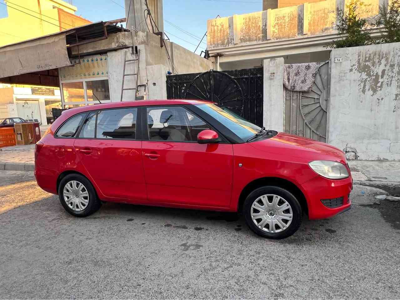 سكودا فابيا ٢٠١٣ 
گيرو مكينة و تبريد و هةموو شتى بة شةرتة بةناو خومانة 
رقم و سنوى نويي . ١ پارچة بي ژورى
*********** أربيل, العراق
