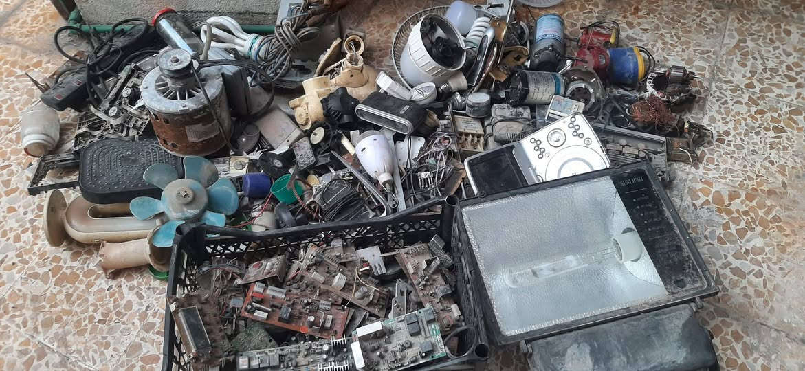 أغراض منوعة عاطلة للبيع ...
مدفوع بيهم 20  واريدهم ب 25
ابيعهم فحم × فحم 
اللي يريدهم 25 خلي يتصل على
***********
