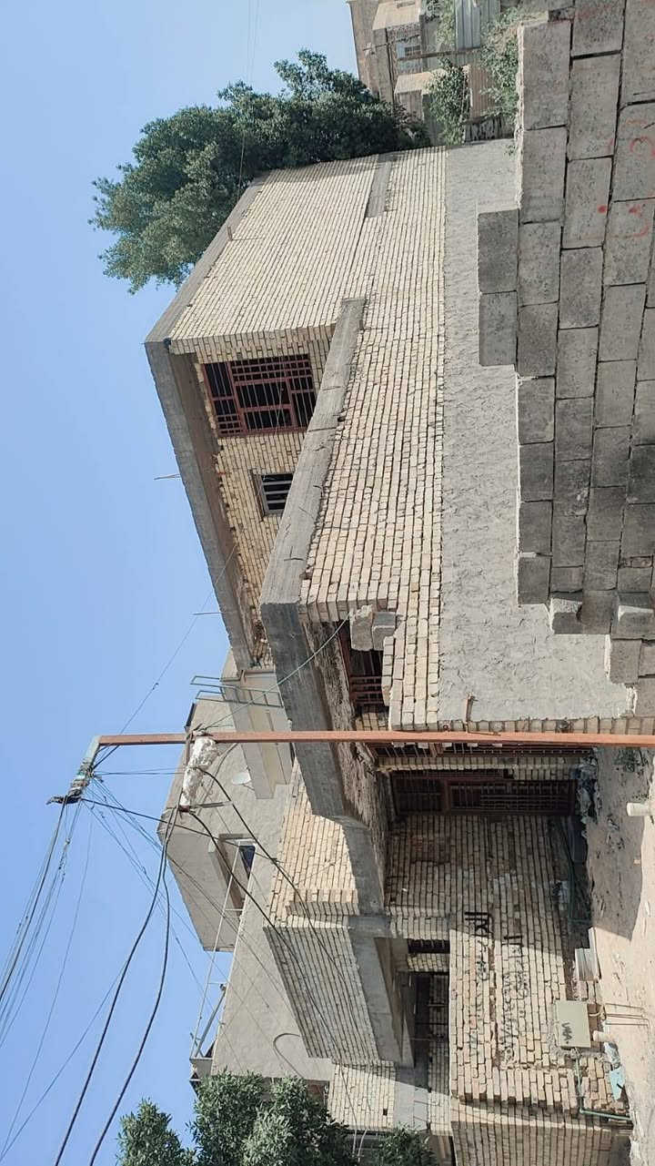 السلام عليكم بيت هيكل بالزعفرانيه الزراعي سعيده خلف جامع الكيلاني 150 متر مبني طابق ونص باقي له ارضيه وجدران لبخ مي ومجاري وكهرباء مؤسس للبيع والاستفسار اتصل على هذا الرقم سعره 75 مليون وبي مجال  سنه 25 عرض الشارع 6 م (***********) (***********)
