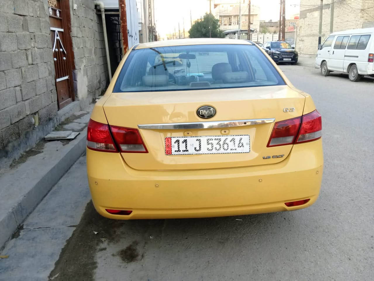 السلام عليكم بي واي دي جي 3 موديل 14 السيارة بيها تنقيص دهن ماعرف شنو السبب جبنة غير شي ما ادري ابيعها على وضعها  بس مو كايمة مكينة سليمة كير سليم ما ابيعلك اذا مو سونر بيها باب مبدل  والسيارة بيها مكانات صبغ  وبيها طخة بالباب الخلفي على كد شبر ونص ما مبين بالصور السعر 43  وبيها مجال بسيط بسمي السيارة ***********
