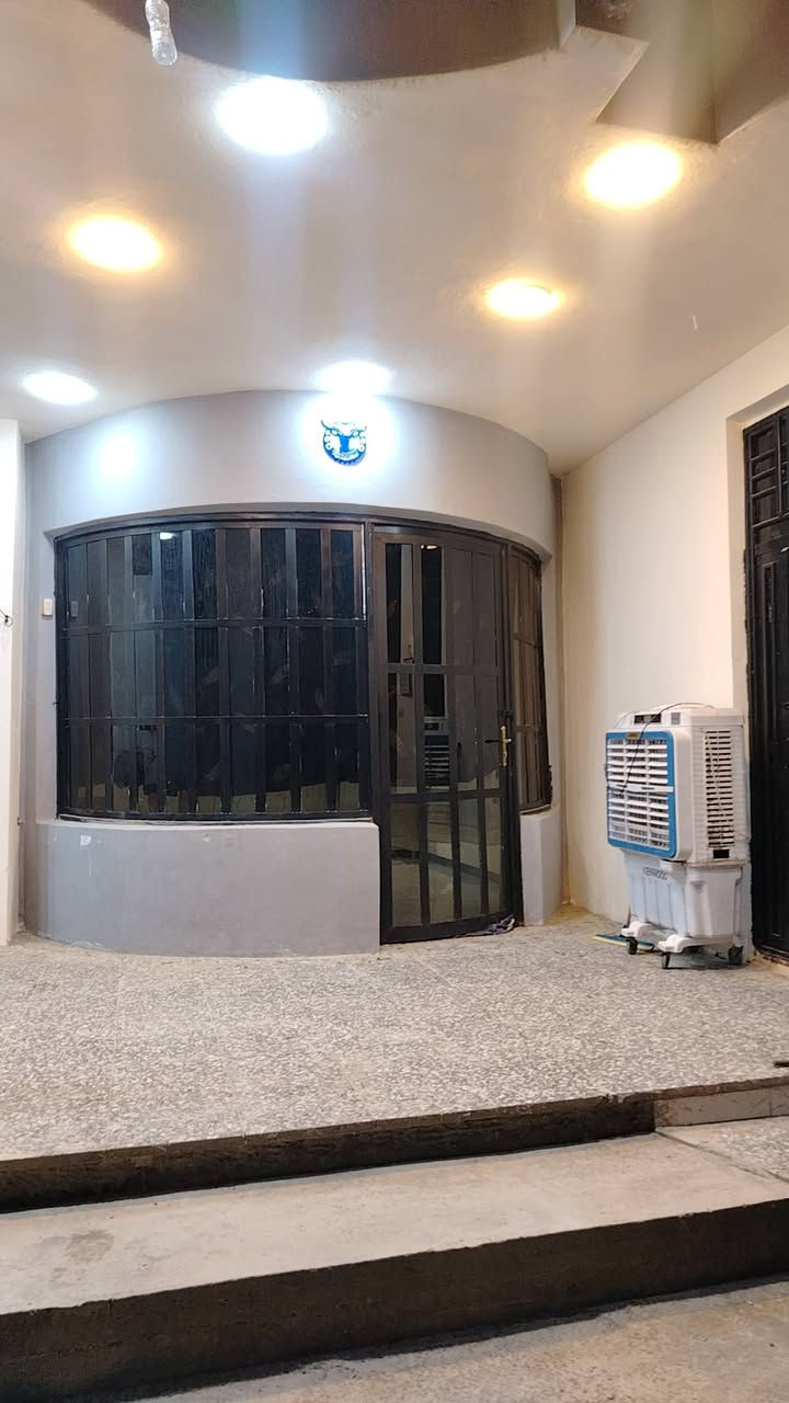 سلام عليكم نصف دونم  مع دار بناء مساحه 300 اللبيع  زراعي سند 25 في منطقه السلاميات قبل معمل ال سفنج قرب منتجع المشاهير منتجع الفنان حيدر عبد ثامر بناء حديث 2025
تفاصيل البيت :
يحتوي على صاله ضيوف كبيره 9*5
ومطبخ بارد + حار
 ويحتوي على 3 غرف نوم
حولي على كبر البيت مفتوح 
حمام ومع تصميم منزع ملابس 
وصحيات اضافيه خارج البيت كبيره 
والطابق الثاني يحتوي على غرفه نوم وداخله دريسنك روم ( غرفه ملابس)
ممشى من صفحتين داير مداير البيت  مع مساحه 5 أمتار خلف البيت 
المزرعة زنجيل تحتوي على باب أمامي وباب خلفي صايره على شارعين عرض الشارع 10
 البيت مثل مموضح بل صوره بناء حديث مع حديقه كبيره مزروعه  انواع الحمضيات والنخيل اعمارهن أشهر 
ملاحضة : جلسه عربية تراث مع تنور طين إضافي مع البيت 
الاستفسار عن طريق اتصال او مراسله الحساب 
رقم الهاتف ***********
