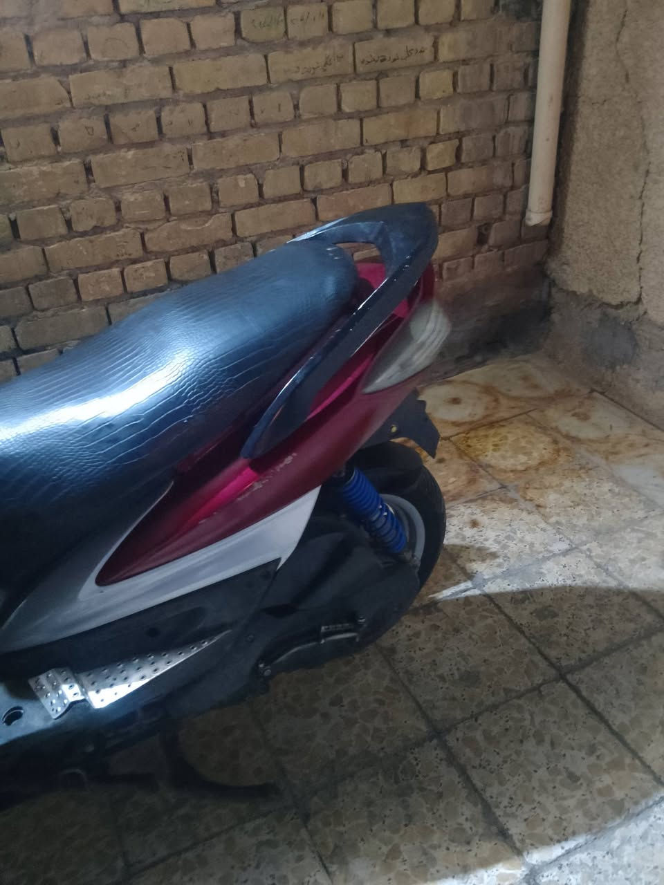 السلام عليكم دراجه سكنس فحل كابريتر بلادي الدراجه كله شغاله بس بيه مشكله الويل بم ما يصعد دهن ما يكلف عشرين ألف الدراجه حلوه كهربائياته كله شغاله بيه تخم تايرات جدد ***********
