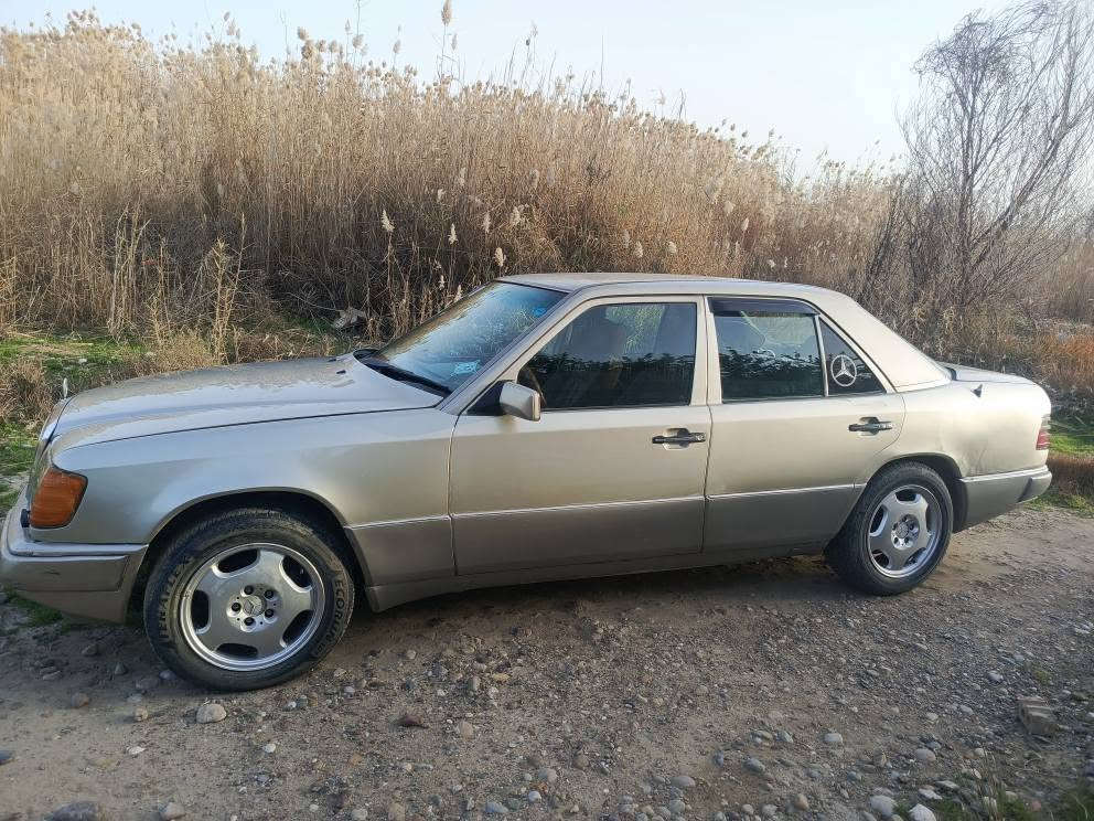 مارسيديس دب مديل 1992 محرك ملكه حجم 3000 كير او تو ماتيك السياره عل بلاد بدون صبغ بيها جراد داخل بلادي الارضيه مغلفه للحمايه قواعد دبلات سليمات بدون خياس ولا تصليح بيها طخه بل جاملغ الخلفي خلف السايق مصلح عل بارد السياره جاهزه اربع جامات كهرباء تبريد شغال اريل كهرباء بيها بصمه تقفل و تفتح ويل نجمه مال شبح محدث رقم اربيل دولي بسمي حجم السياره E320 
للاستفسار اكثر الاتصال على هذا الرقم 
*********** 
من ال 8 صباحا الى 10 مساء سامراء, صلاح الدين
