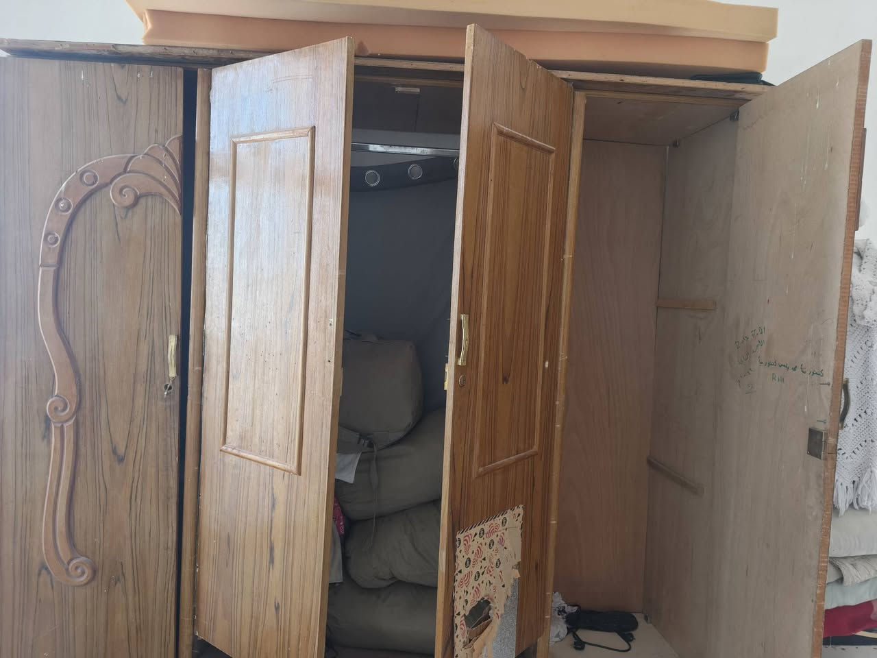 السلام عليكم غراض للبيع  كناتير عدد 2 
زاويه وميز  يفيدن النجار الاستفسار /*********** واتساب

