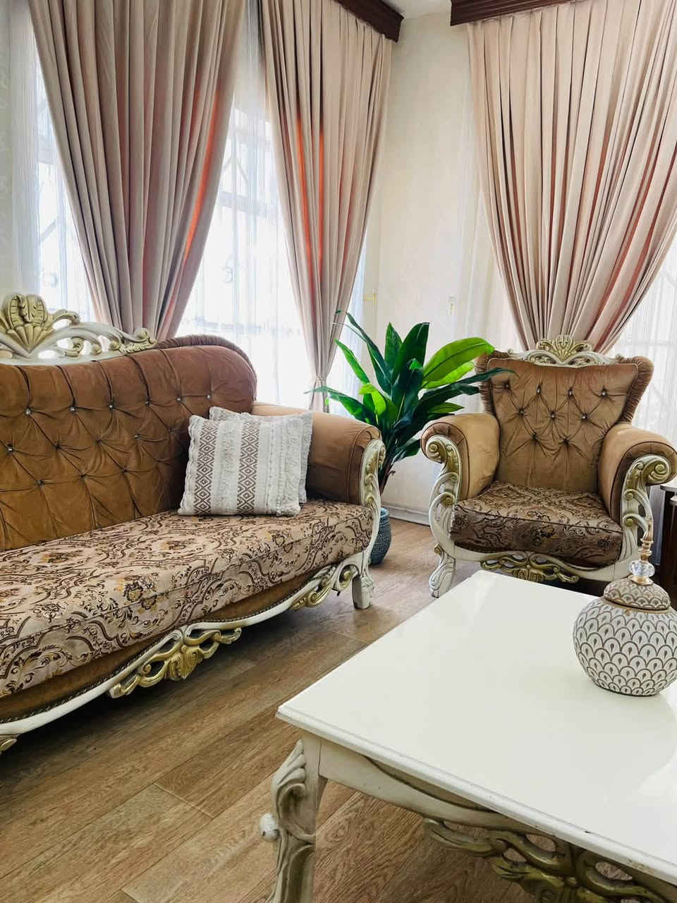 تخم 10 مقاعد للبيع 4 كراسي و 2 قنفات مع طبله وسطيه السعر 500 الف للاستفسار الاتصال ***********
