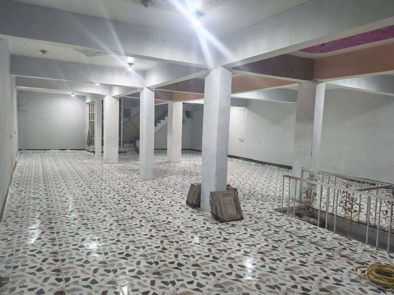 🏢 قاعة تجارية للإيجار
@إشارة 📍 الموقع: الكوت – حي الجهاد – شارع الكراج – مقابل مدرسة أحمد الوائلي.
📐 المساحة: 220 متر مربع.
الجميع تحت انظار الجماهير 
📞 للاستفسار والتواصل: ***********
