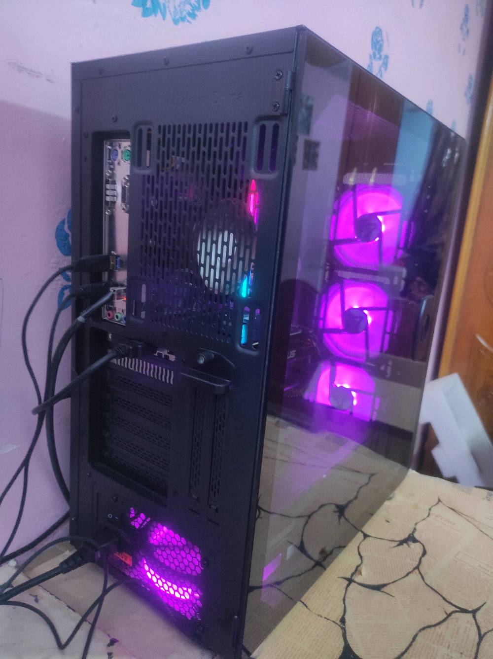 تجميعة Gaming كاملة للبيع
المواصفات:
 GPU: ASUS RTX 3050 8GB
 CPU: Intel Core i5-9400F
Motherboard: ASUS PRIME H310M-K R2.0
 RAM: Lexar 8GB DDR4
SSD: 1TB
 PSU: 750W
CPU Cooler: مبرد هوائي
 Monitor: Acer FHD 180Hz
 كيس Gaming RGB + مراوح RGB
الجهاز جاهز للاستخدام واللعب، ومناسب للألعاب بدقة FHD، وكذلك التصميم والاستخدام اليومي.
 الحالة: مستعمل ونظيف عموماً بس كلبس السايف مال كرت الشاشه مفصول بس ما اله اي اثر على أداء او سلامه الكرت كلشي بي سليم
الشاشه هيه الوحيده الي بيها عيب انو تضهر خطوط لما ترتفع حرارتها بالعموم شغاله و تعرض طبيعي 
يوجد تصوير فيديو لمعرفة حالة و استجابه الجهاز 
 الموقع: البصرة
 السعر: 1.000.000 مليون و قابل للتفاوض 
للأستفسار واتساب ***********