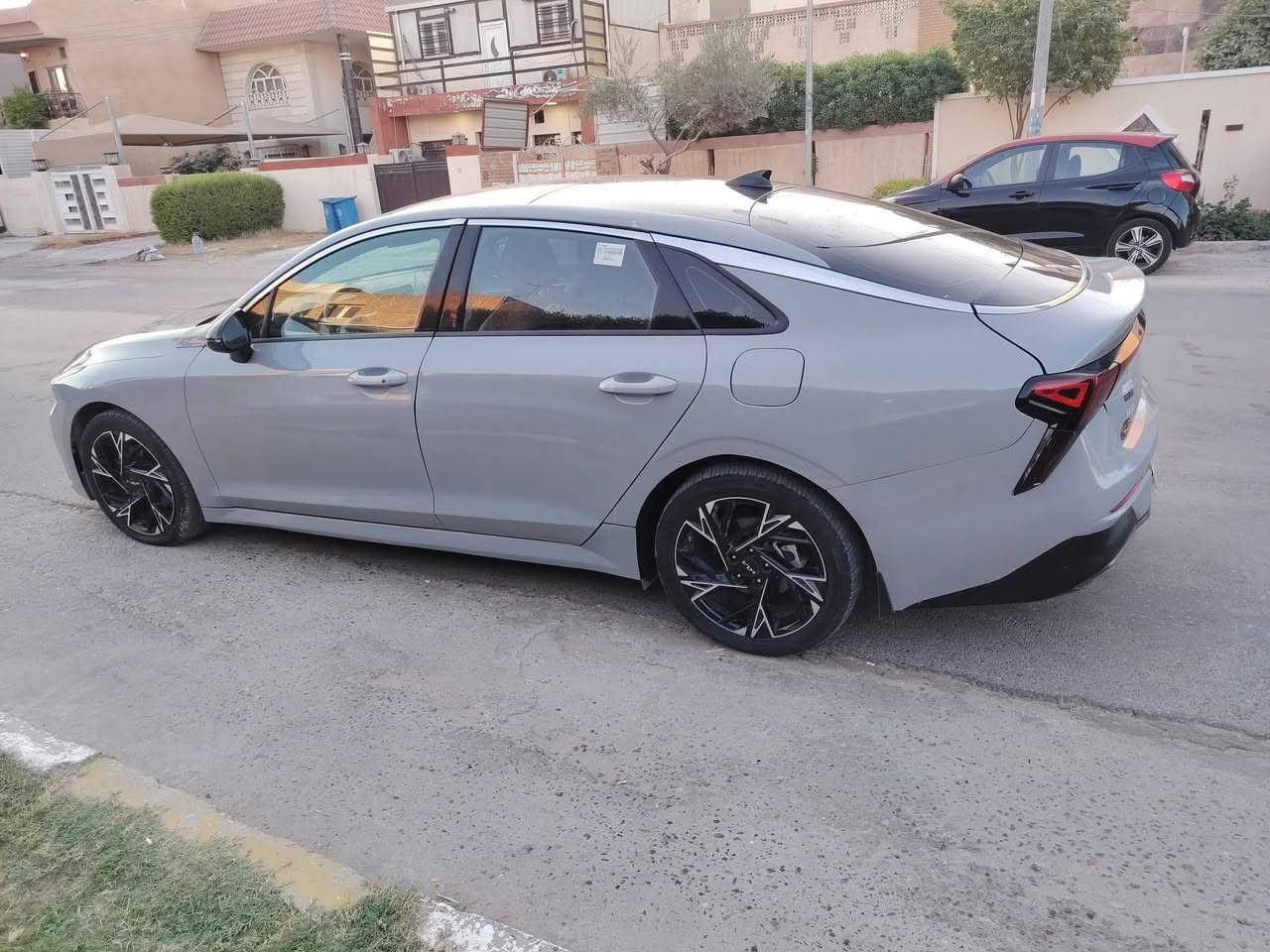 السلام عليكم... كي فايف ٢٠٢٥  فول مواصفات داخل احمر قرميدي...
فتحة سقف بانوراما
ماشية ١٧ الف محرك ٢٥٠٠
كشنات جلد احمر قرميدي
اشارة ترحيب باليدات
لون سمنتي سموك مميز جدا
تدفئة بالمقاعد الامامية
كشن كهرباء
المصابيح الداخلية لمس
بصمة تشغيل وابواب
باختصار(فول مواصفات) وارد امريكي حادثها موضح بالصور
الصفحة اليسرى... تصليح درجة اولى مكان السيارة بغداد
حي الاعلام
الاتصال على الرقم *********** السعر ١٥٣ بدون رقم
