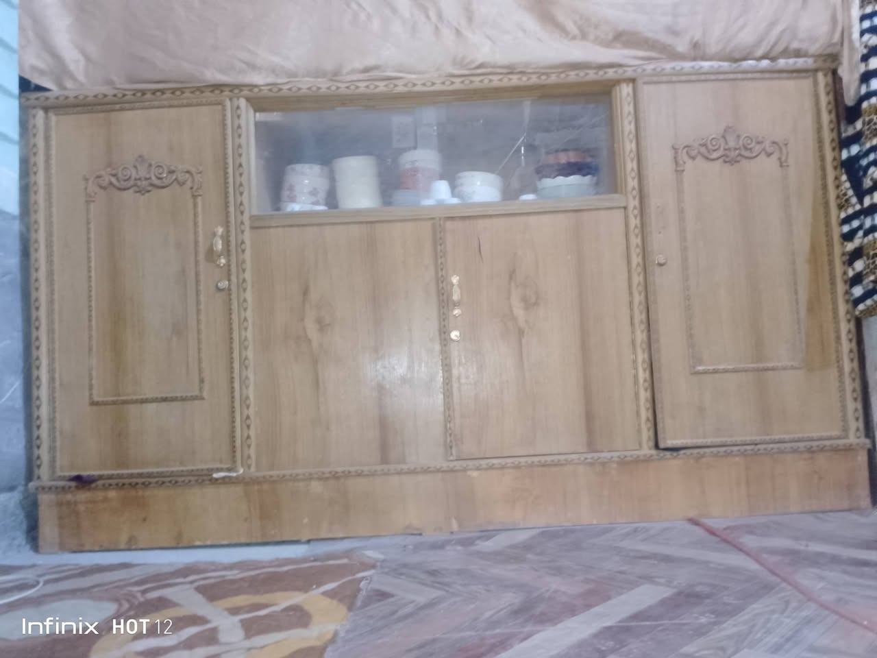 ربوفيه جديده مستعمله شهرين  للبيع المكان قرب شريفه بنت الحسن السعر خير اوتدلل التواصل ***********

نص مكتوب في الصور:
- Infinix HOT 12