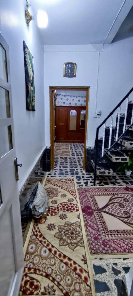 بيت للبيع ١٠٠ متر ٥×٢٠ حي الوفاء منطقة ٣٧ شارع ١٥ منطقه هادئه وتخبل وكافة الخدمات مفتوح على خدمي شارع الصب 
يحتوي على طابق ونص 
الطابق الاول مطبخ واستقبال وصاله وغرفة نوم وحمام 
الطابق الثاني غرفه وصاله وسطح ومطبخ وحمام وتواليت البيت شيلمان نظيف ويصلح للسكن سعره ١١٨ وبي مجال قليل واني صاحب الدار مباشر ***********
