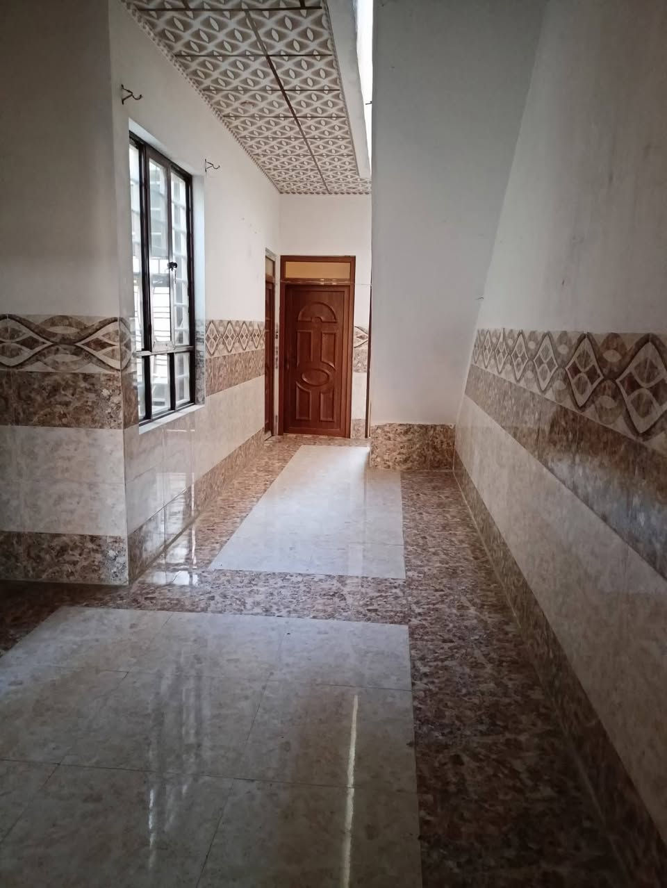 يوجد لدينا بيت للايجار في حي الانتصار خلف جامع خلفاء الرسول 110 متر السعر 250الف مكتب احمد فتحي للعقار إدارة ابو حسين الجريسي مقابل كاسر الاسعار الجديد رقم ***********او***********
