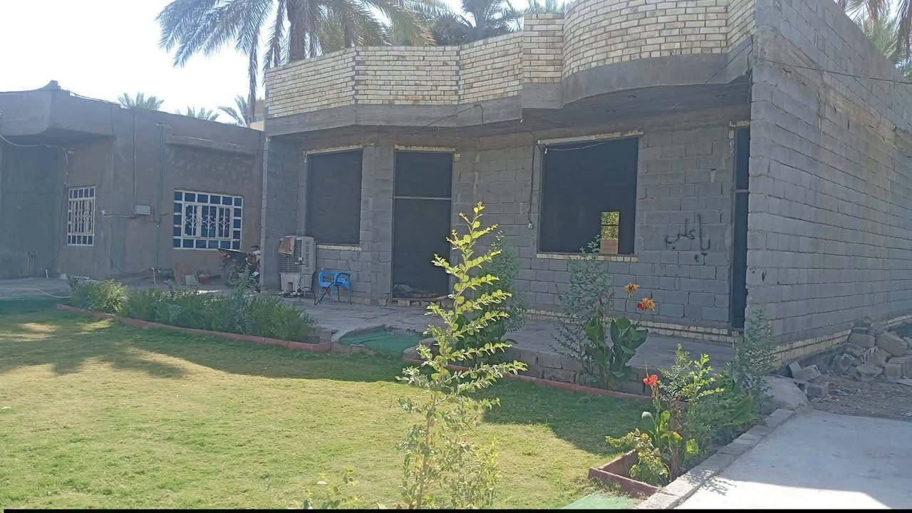 عدي نصف دونم طابو سند 25 للبيع
يحتوي على دور عدد 2 واحد كامل والثاني هيكل

موقعه شارع بغداد كربلاء عمود 140 قرب مدينة سيد الاوصياء للزائرين وقرب محطه قطار كربلاء 

يبعد عن الشارع العام 130متر وعن الامام 6 كيلو متر 

تتوفر كافه الخدمات من ماء وكهرباء ومدارس 

موقع ممتاز وهادئ لسكن او دار استراحه أو حسينيه 

مسيج ومرتب جدا يحتوي على حديقه مساحتها 250 

موقع ممتاز وهادئ لسكن وقريب عل شارع الزوار 

تنزل عن شارع بغداد 90 متر تبليط عرضه 15 متر 

وتنزل ترابي 40 متر عرضه 9 متر تحويل اسهم باسمك مباشر السعر وباقي التفاصيل عبر الاتصال اني صاحب الأرض مباشر ***********
