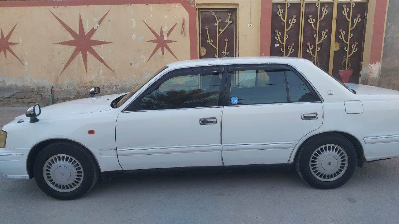 سيارة كراون راس الثور موديل 98 سياره جاهزه محرك جديد وتبريد شغال وماعايزهة اي شي شغل واطلع بيهة هيج كشطات ومكانات بيهة صبغ فقط لا كص ولا اي شي مكفوله 
البيع مستعجل المكان الديوانية السعر 75 
للاستفسار ‭***********‬ ديوانية, القادسية
