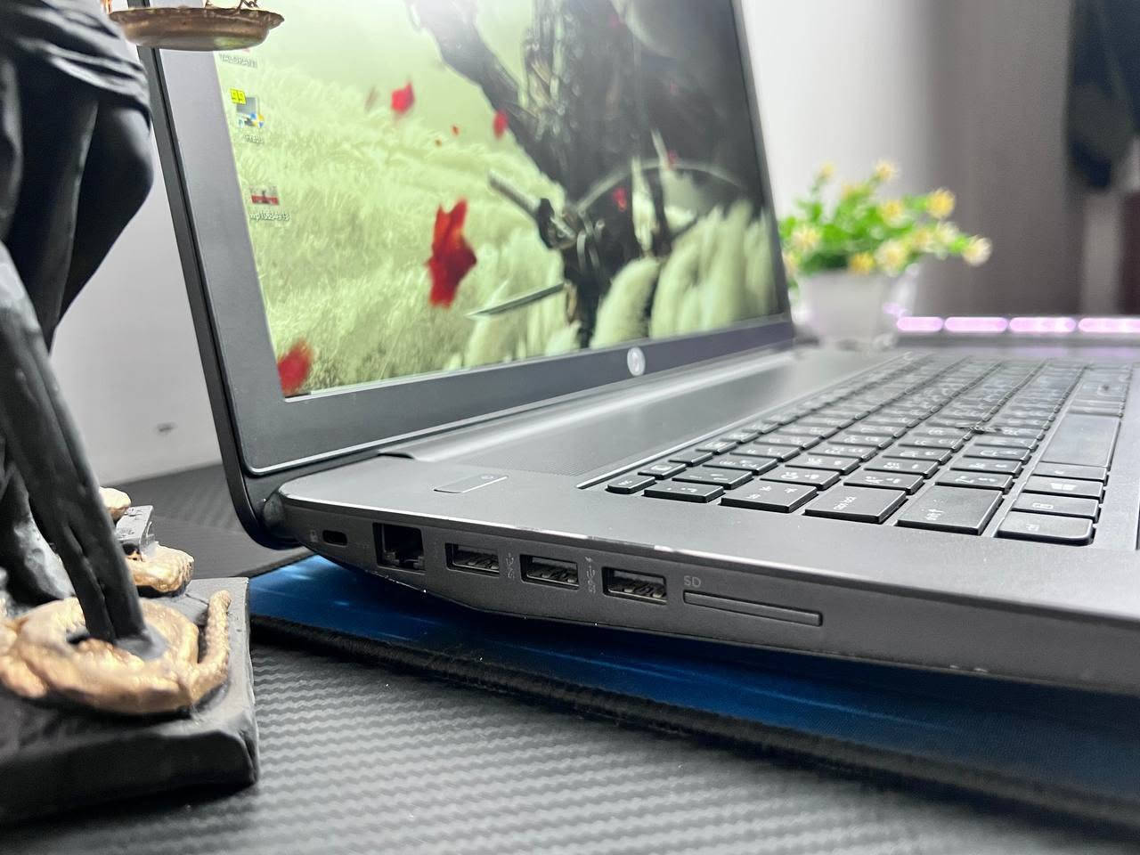لابتوب HP ZBOOK 17 G3   للبيع 💎
‏لابتوب جدا راقي ، مخصص للبرامج الهندسية والتقنية ، باداء احترافي وسرعة بالتنفيذ، وقوي ايضا للالعاب بمختلف انواعها ، يناسب جميع الاعمال الصعبة ⚡🔥 
‏
‏المواصفات التقنية:  
‏⚜ المعالج / Xeon E3 - 1575M v5 
‏سرعة المعالج الاساسية 3GHz والتيربو 3.9GHz
‏بقوة i7 6920H او اقوة منه
‏⚜ كرت شاشة داخلي مخصص للبرامج
‏Intel iris pro graphic P580 4GB SHARED 
‏⚜ كرت شاشة خارجي احترافي نفيديا
‏Nvidia quadro M4000M 4GB (كلش قوي 🔥)
‏⚜ الرام / 8GB  DDR4  
‏⚜ تخزين / 256GB SSD M.2
‏⚜ الشاشة / حجم كبير  17.3 inch FHD SCREEN دقه عالية 💎
‏
‏ملحقات كاملة
‏👜 حقيبة جديدة
‏🔌 شاحنة اصلية
‏🖱 ماوس
‏🖱ماوس باد
‏+ تغليف كامل للبكج
‏
‏✨السعر 430 الف ⚡
‏الضمان / اسبوع كامل بنظام استبدال في حال وجود اي خلل او مشكلة بالجهاز،  
‏( الاستلام بعد الفحص والتاكد من جميع التفاصيل 🩵 )
‏القطعه ما اندزها اذا مو مضمونه ومرتبة 
‏متواجد ماسنجر
‏واتساب *********** 
‏
