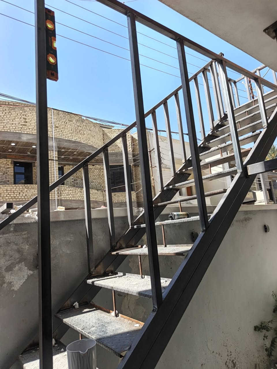 سلام عليكم حداد متجول في بغداد ابو قمر تم عمل درج خدمات كامل وحديد ثقيل 3ملم الاتصال ***********
