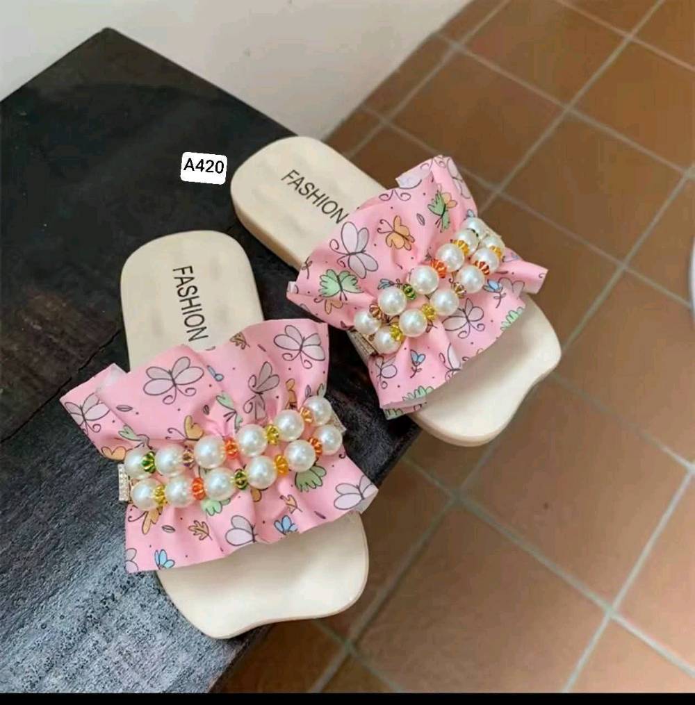 ملابس اطفال وشحاطات بناتي