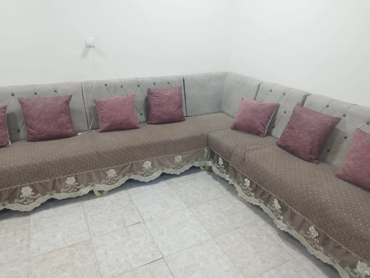 سلام عليكم تخم للبيع بعده اخو الجديد قبل شهر فتحته ومعا الكوشات السعر ٥٥٠ وبي مجال الارقم *********** وتساب فقط
