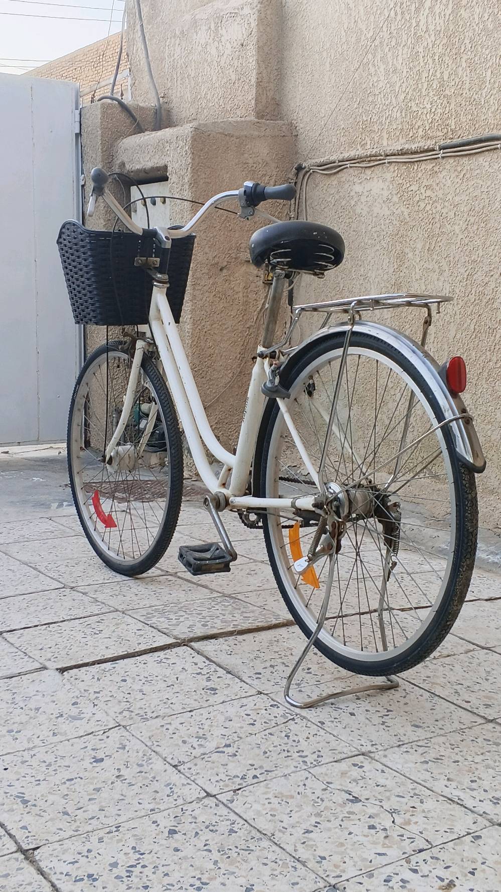 بايسكل بناتي نضيف كامل مكمل كلشي بيه وكالة مختم ياباني اصلي قطعة ما مبدلة بيه سعرة 90،000و بيه مجال للشراي الصدك تجي وياه جادر و ستاند تلفون و ستاند قوطية و قالعات تاير و ضبابة سيامة و الفحص بالمكان مكاني بغداد الطالبية 