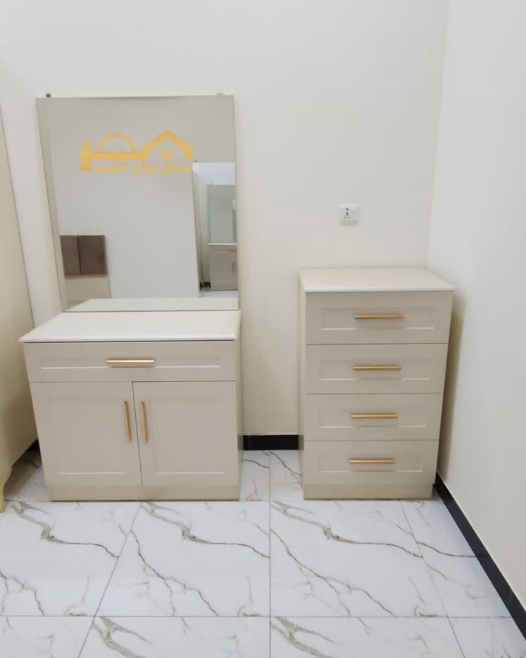 غرفتا نوم شبابية مصممة حسب الطلب. نأمل أن تنال إعجابكم.
معمل نجارة السيد
عمل عراقي، تكمه وحسب الطلب.
العنوان: بغداد، حي العامل، شارع السكلات، مقابل محطة السيد لغسل السيارات.
للتواصل: ***********، *********** (أبو علي).

نص مكتوب في الصور:
- معمل نجاره السيد
- معارض فؤاد السيد
- معمل نجارة الخشب
- معمل لمارة الصبيا