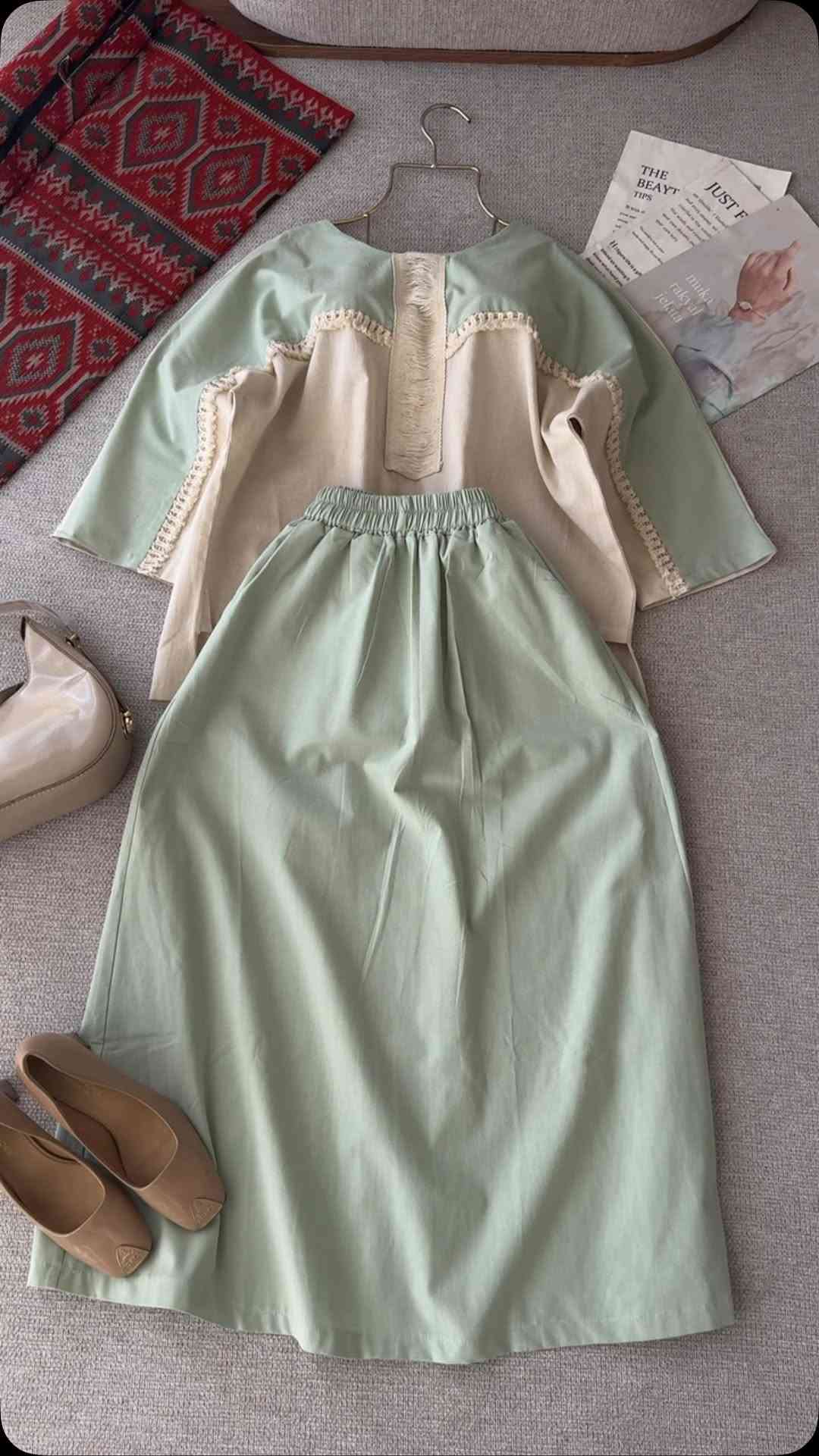 ⁨	👗✨ أزياء أزورا ✨👗

إطلالة صيفية ناعمة… بسيطة بس تخبل 🤍🌸

✨ سوت  موديل  فيكتوري 
• خامة لنن مع تفاصيل كراكيش .
• طول القميص : 65 سم ( يغطي منطقة الكمر ) 
• طول التنورة : 95 سم ( حد الحجل ) 
• القياسات: 36 | 38 | 40 | 42 | 44
💰 السعر: 30 الف 
•
سكارف موديل زارا ( 8 الاف ) 

✨ قطعتين يكملن بعض ويطلعن لج لوك كاجوال مرتب وأنيق بكل وقت.

📩 للحجز والاستفسار: راسلوا الصفحة
📞 ***********

🚚 توصيل لجميع محافظات العراق +5 آلاف فقط

🤍 أزياء أزورا… لأن أناقتچ تستاهل الأجمل.⁩
