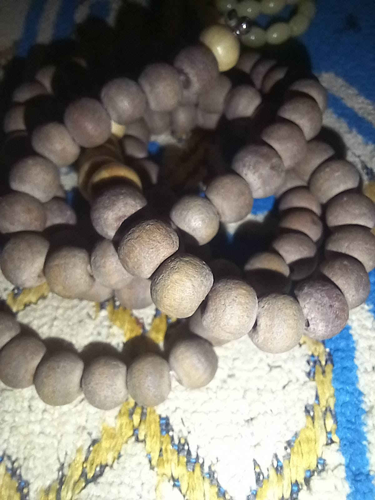 محبس عقيق يماني اسود مجزع يشف احمر بي عروق داخلية . ومحبس فيروز لبه. ودر نجف بي دمارات ولون داخي خط أحمر فاتح خفيف. وعقيقة يمانية صفراء منقوشة طلسم شرف الشمس في ليلة المبعث بالبذمة. وعقيقة يمانية حمراء فيها دمارات وعروق داخلية كما هو واضح. وعقيقة يمانية مشمشية فيها دمارات ومجزع. وسبحة صندل من مكة المكرمة وسبحة تراب الكهرب قديمة عطر نومي بصرة أصلية. وسبحة سوده قديمة جداً جداً ما اعرف مصدرها. ملاحظة : العقيق كلهن منقوشات خط ابره يدوي حرز السيد القاضي على وجهين بليالي القدر المباركة وايضا الداير منقوش ١٤ معصوم . مكاني كربلاء وماعندي توصيل سعرهن كلهن ١٠٠ الف وبيهن مجال بسيط للطيبين ***********
