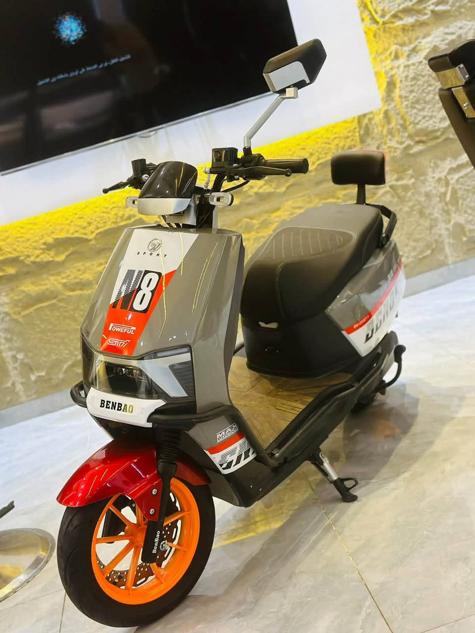 سلام عليكم
للبيع: سكوتر شحن BENBAO W8 SPORT بحالة ممتازة 🛵⚡
 الماركة/الموديل: BENBAO W8 SPORT
 النوع: سكوتر شحن كهربائي
 اللون: رصاصي مميز مع أحمر وأورنج
 الحالة: نظيفة جداً وجاهزة للاستخدام (مثل ما موضح بالصور)
 المواصفات والخيارات:
 تصميم سبورت حديث مع دبلات وقوية
 شاشة إلكترونية / عداد ديجيتال
 إضاءة LED أمامية وخلفية قوية
 مسند ظهر مريح للراكب الخلفي
 ويلغات ومكابح قوية
📍 المكان: [واسط الصويره ]
💰 السعر: [مليون ووبيه مجال] 
***********

