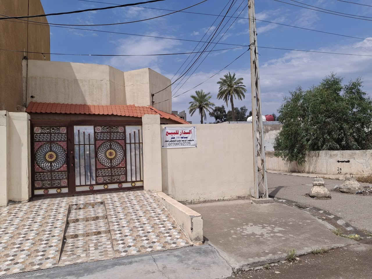 السلام عليكم.
دار سكن طابقين ركن لبيع  180م
المقداديه حي العصري مجاور المكتبه العامه او مجاور مول محمد سامي 
يحتوي على غرفتين نوم وصاله واستقبال ومطبخ وصحيات وكراج سياره وحديقه
السعر 200 مليون
 لتواصل ***********
