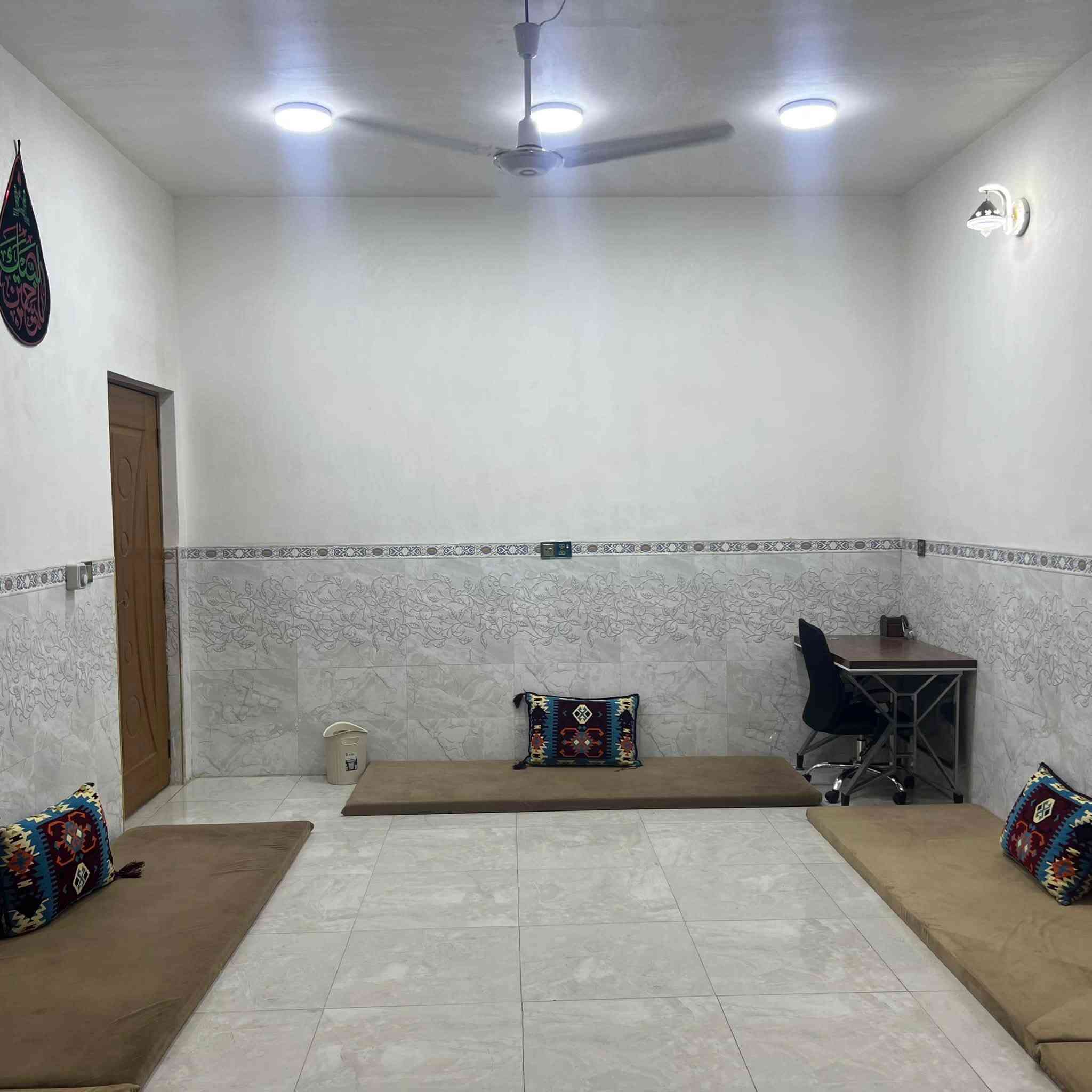 السلام عليكم ورحمة الله وبركاته 
دار للبيع في الهاشمية حي العسكري (حي الصادق) طابو صرف مساحته 120 متر  مع فضلة يعني 140 واقع 
بناء حديث سنة 2024 
طابوق وصب كونكريت
سعر البيت 83
للاستفسار زيارة مكتب الوسمي للعقار او الاتصال 
*********** ابو زيد الجبوري
