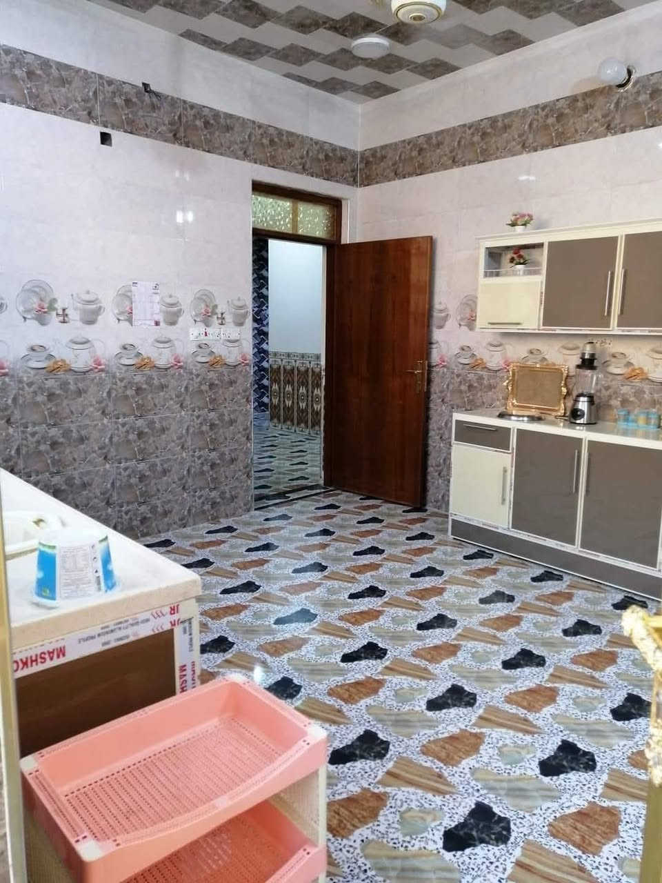 بيت جديد للبيع ع شارع الملعب بلفرع صيدليه الأحسان مساحة البيت 186 رقم غرفتين وصاله ومطبخ حمام استقبال كلدور رقم الهاتف ***********
