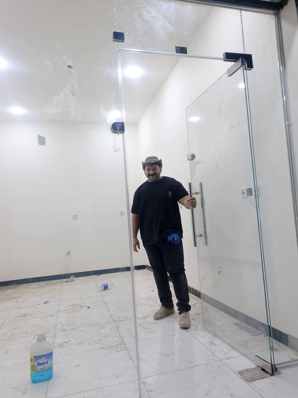 الحمدالله وشكر عملنه جام خانه 10 ملم باحترافيه عاليه باستخدام اجود انواع الزجاج والاكسسوارات وباسعار مميزة
واجهات محلات وبنايات سعره المتر 16 دولار وسعر الباب 90 دولار كامل هوه واكسوارته تحطيم الاسعار  *********** / *********** تحطيم الاسعار💪 حمزه القريشي
