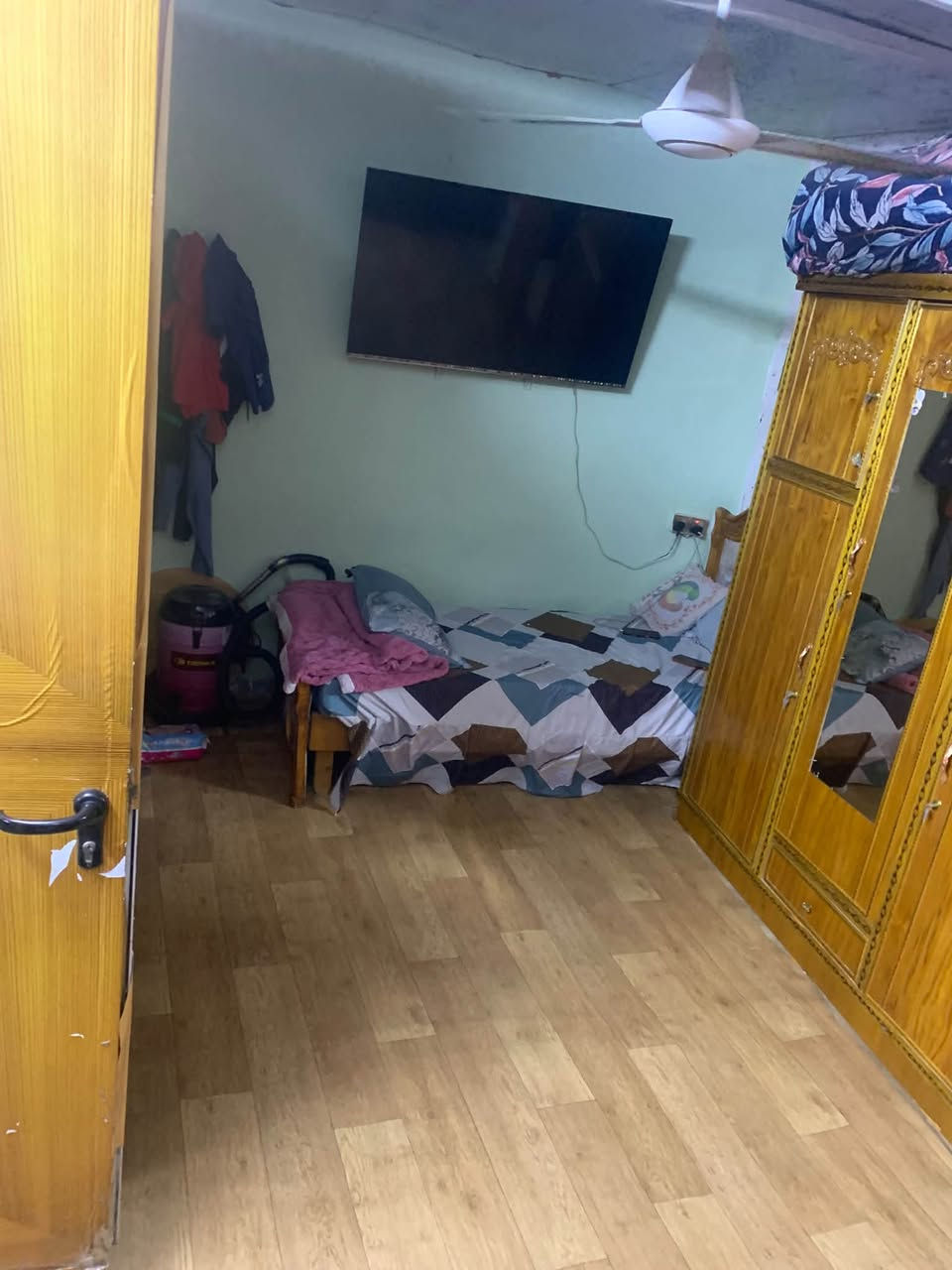 سلام عليكم بيت تجاوز مساحته 150 غرفتين وصاله وحمام ومطبخ كبير طرمه كبيره وحديقه خارجيه هم البيت ابياض وصبغ دراجه أوله بس جيب غراضك وكعد ديكور هم سقفيه مال مطر بي كهرباء وطنيه مي خير من الله المكان الدوره نهايت شارع 60 مقابيل قاعت باور هاوس  سعره 14وبي مجال بسيط هاذه رقمي ***********
