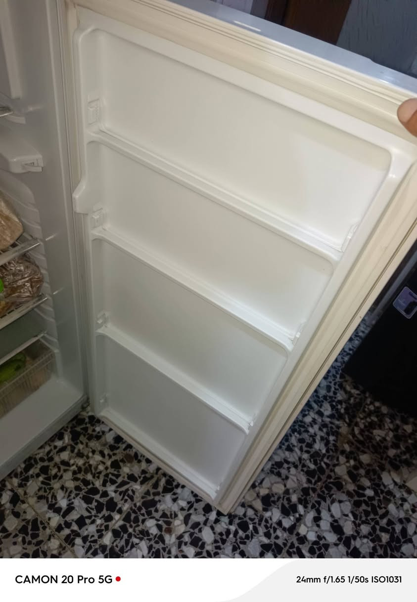 ثلاجة نضيفه وتجميد خير من الله سبب للبيع اشتريت اكبر واريد ابيع سعر 150 الف مكان بغداد حي اور الشيشان الشراي يتفضل واتساب او اتصال ***********

