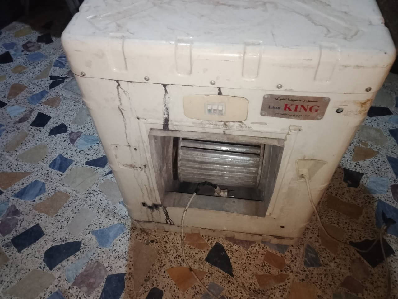 السلام عليكم  مرواح ثنين شغالات سعر الواحده 30 ماطور ماء شغال السعر 35 مبرده شغاله السعر 50 تدفئه شغاله السعر 25 مكاني بغداد الشماعيه رقم الهاتف ***********
