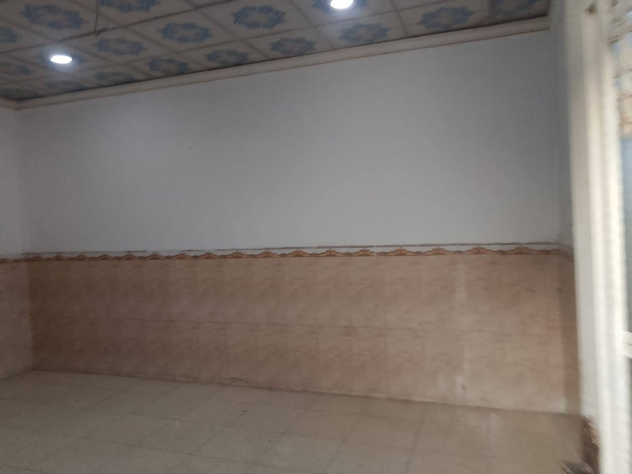 عرض بيت  بحي ميسان على شريط  ايجار مساحه 55متر ركن على شارعين 10متر لبيت نضيف طابقين يحتوي على طارمه مطبخ ستقبال جبير وصاله حمامات ومكشوفه طابق ثاني خرفه صاله كبار سعر الايجار 300الف ماي ولكهرباء على ابو لبيت، رقم للستفسار على واساب ***********
