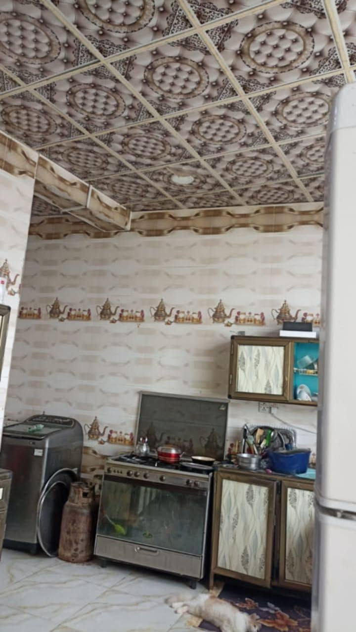 السلام عليكم بيت زراعي  للبيع مشمول ب طابو  مساحه البيت ٢٠٠ متر  يحتوي على غرفتين نوم وصاله ومطبخ حار وبارد واستقبال وصحيات داخليه و خارجيه  البيت احلى من الصور بناء حديث كونكريت الموقع حي الطليعه مقابل معمل نسيج ذي قار  خلف مزرعه ابو هبه للاستفسار ***********
