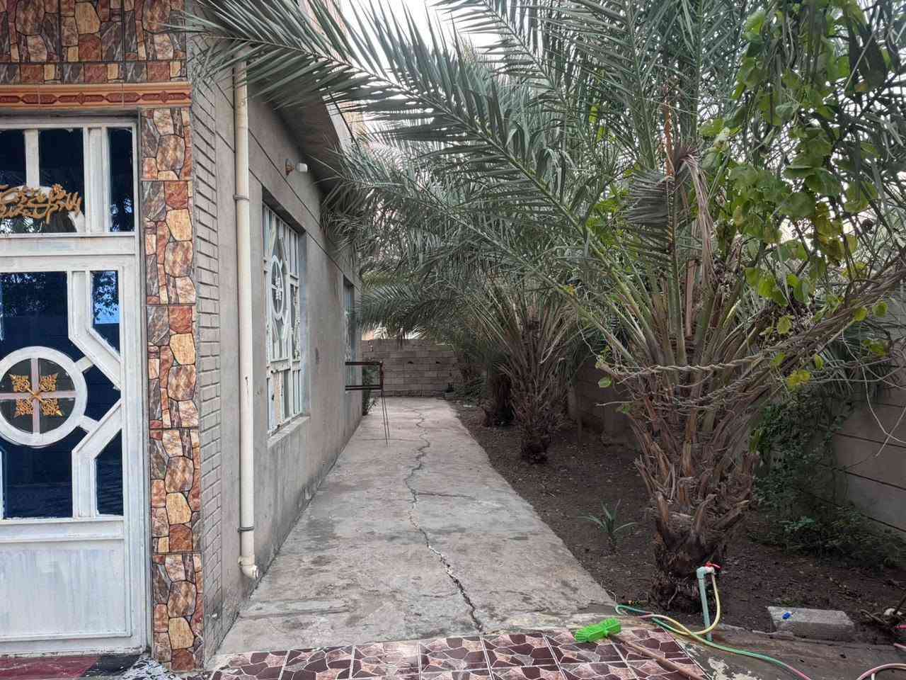 دار سكن للبيع تتكون من ٣غرف نوم٤×٦ واستقبال ٨×٤ وصاله ٦×٦ حمام عدد٢ مطبخ ٥×٤ مساحة البناء ٣٠٠م مع قطعه سكن خلف محطة وقود الشحيمية  الوجه على البزل  للإستفسار الاتصال على الرقم *********** او***********
