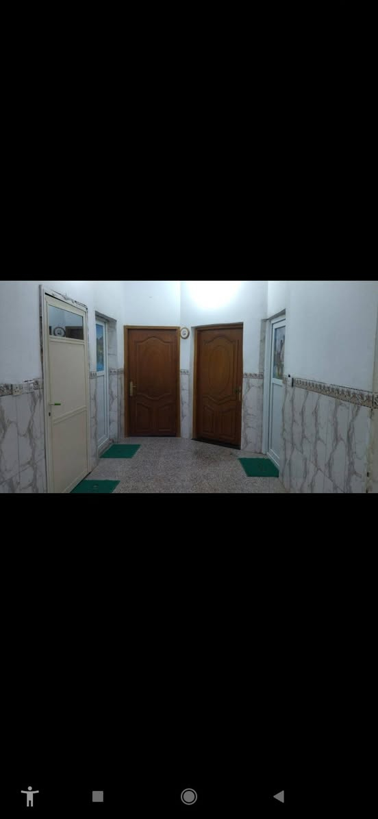 بيت للبيع أو الأيجار
بمساحة 150 متر نظيف جداً كامل الخدمات 
التاجي أبو عظام خلف السايلو 
للاستفسار ***********
