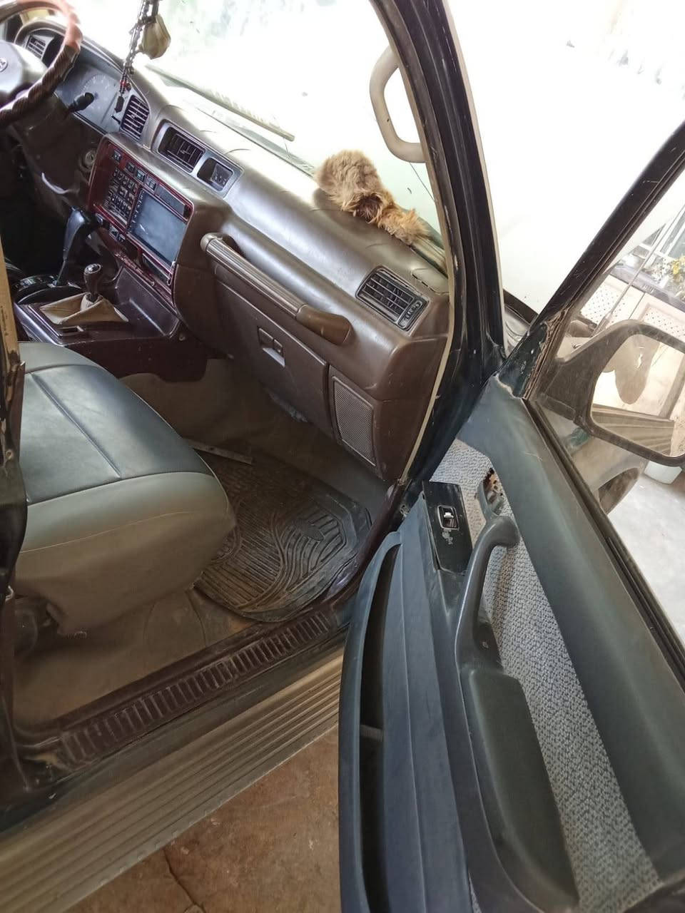 السلام عليكم
للبيع؛ لاندكروز ليلة علوي موديل ١٩٩٥ فول مواصفات

محرك اكسل؛ جيد؛
كير البك يهوف؛ عايزة كلجات؛ ولكدام درجة اولا؛ 
تايرات جدد بل نايلون؛
كشرهة بلادي؛
صبغ ابلادي؛ 
رقم دولي؛ سنوية تحويا ثاني يوم؛
تبريد عايزة شحن غاز فقط؛
سعر 50 ورقة وبيهة مجال للشراي
للستفسار ***********؛ مكان السيارة صلاح الدين سامراء
