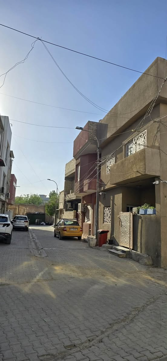 السلام عليكم
دار للبيع ملك صرف باسمي
الموقع: الاعظمية / المقبرة الملكية قرب مستشفى النعمان محلة ٣١٠ 
المساحة: ٧٠متر ركن واجهة ٧متر  ونزال ١٠متر  لكن بالسند ٥٣ متر شارع عريض وهادئ جدا والبناء مسلح  وتم اعادة ترميمه قبل ٤ سنوات وكما موضح بالصور والسند منفصل مع مشتمل فقط.
⬅️الطابق الارضي صالة كبيرة ومطبخ ( الكاونتر وملحقاته هدية مع الدار) 
وصحيات وترك الارضية والدرج مرمر.
⬅️الطابق الاول غرفتين نوم وصحيات كان سابقاً ٣ غرف تم دمج غرفتين معاً لتكون غرفة كبيرة.
⬅️الطابق الثالث بيتونة مع مخزن (سندويج بنل).
البيت مدخلين ونظيف جداً ومرتب يحتاج فقط صبغ  واجهة.
السعر ٢٨٥ مليون وبي مجال بسيط
للاستفسار الاتصال او وتس اب على الرقم  ***********

