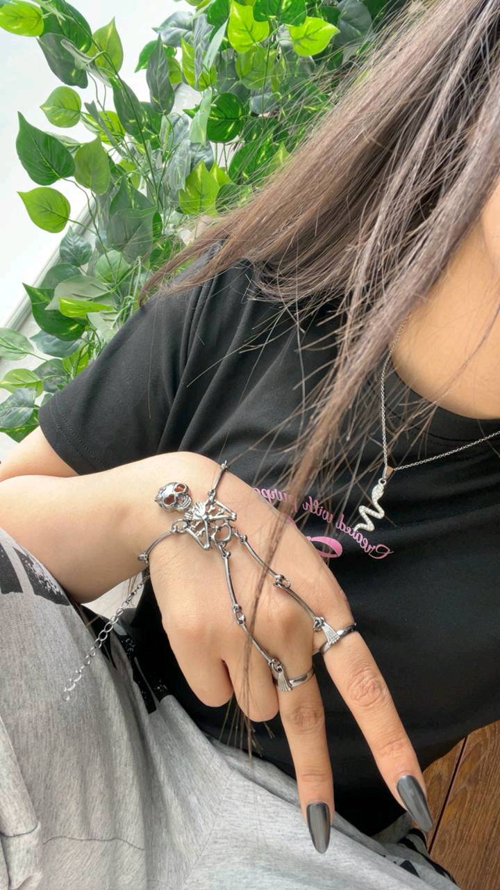 ✨ شباحية معصم الهيكل العظمي 🦴💀 ✨🖤

إذا تحبين الستايل المختلف والقطع اللي تلفت النظر من أول نظرة 😍🔥 هذا المعصم إلكِ!

💀 تصميم هيكل عظمي مميز وفخم
🖤 متوفر باللون الأسود
🤍 ومتـوفر باللون الفضي
👩🏻‍🦰 مناسب للبنات
👨🏻 ومناسب للولد
💧 مقاوم للمي حتى تلبسينه براحتج
✨ الطلاء ثابت ويحافظ على شكله ولمعته
🔥 تصميمه غير اعتيادي ويكمل اللوك بطريقة كلش حلوة
🖤 ينفع للّبس اليومي وللطلعات والمناسبات
😍 قطعة تخلي إيدج مميزة وتضيف لمسة جريئة للستايل

مو مجرد إكسسوار… قطعة بيها شخصية وهيبة 😎💀

سعر القطعة 11 الف
🚘يوجد خدمة توصيل لجميع محافظات العراق ٤ الاف🚘