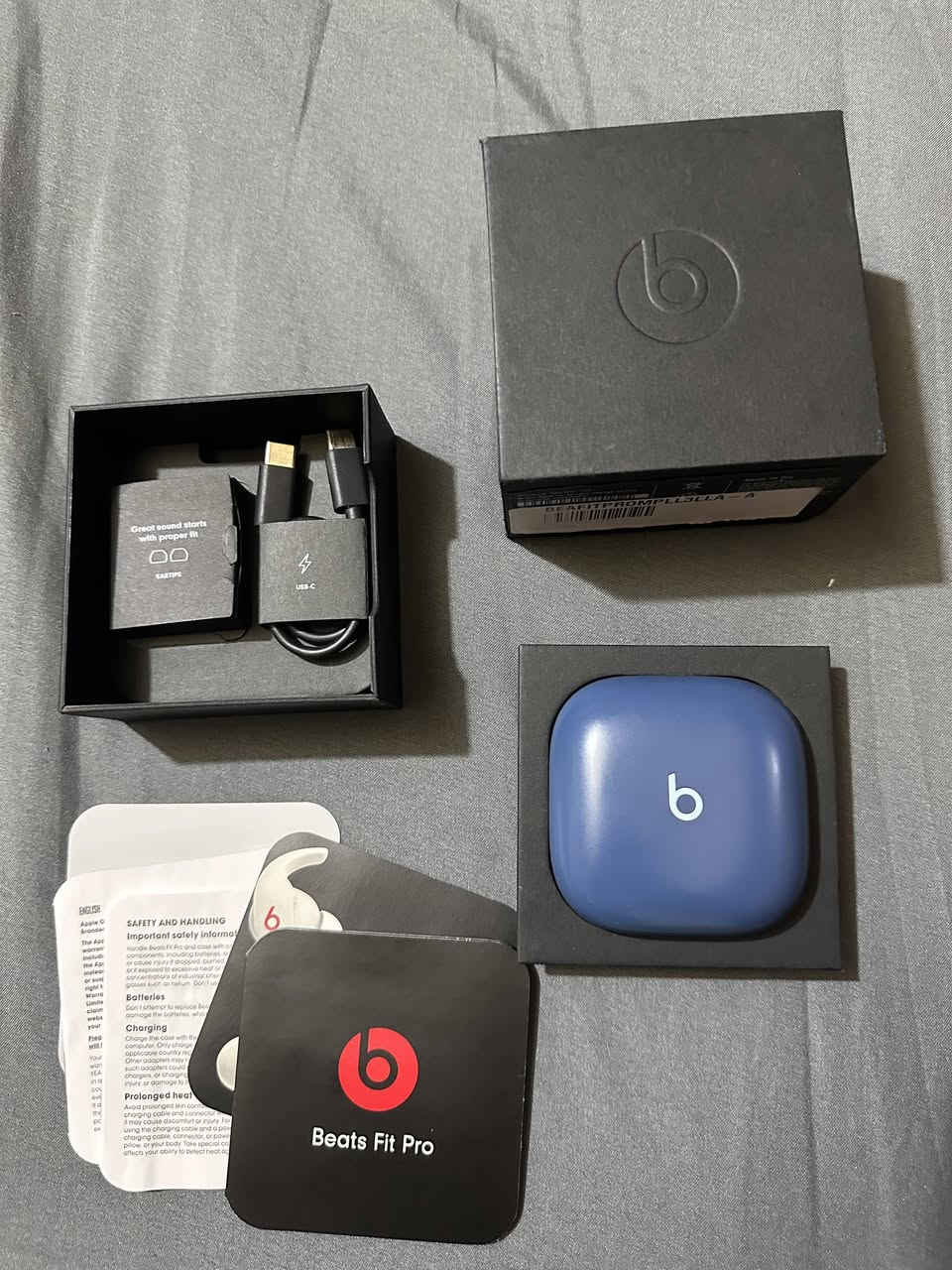للبيع سماعة Beats Fit Pro بحالة ممتازة، بدون مشاكل فنية، الصوت قوي ونقي جداً، والبطارية تعمل بكفاءة عالية.

✅ المواصفات:

* إلغاء ضوضاء نشط (ANC)
* وضع الشفافية (Transparency Mode)
* صوت محيطي Spatial Audio
* مقاومة للعرق والماء (IPX4)
* تثبيت ممتاز أثناء المشي والرياضة
* اتصال سريع ومستقر عبر Bluetooth
* بطارية تدوم لساعات طويلة
* تدعم أجهزة iPhone و Android

📦 المرفقات:

* العلبة الأصلية
* كيبل الشحن USB-C
* أغطية أذن إضافية (Ear Tips)
* الكتيبات الأصلية

🔹 الحالة الخارجية: 90%
🔹 اللون: أزرق
🔹 سبب البيع: لا أستخدمها كثيراً 

💰 السعر: 100$
📞 للتواصل: ***********
📍الموقع: بغداد

